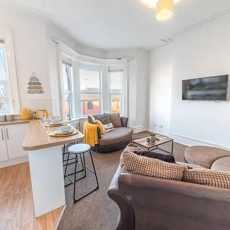 Spacious 3-bed Flat Sleeps 6 With Free Wifi By Amazing Spaces Relocations Ltd