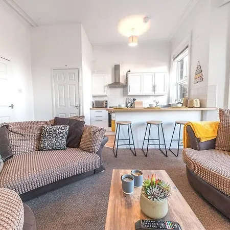 아파트 Spacious 3-bed Flat Sleeps 6 With Free Wifi By Amazing Spaces Relocations Ltd *