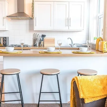 Spacious 3-bed Flat Sleeps 6 With Free Wifi By Amazing Spaces Relocations Ltd * 배로우인퍼니스