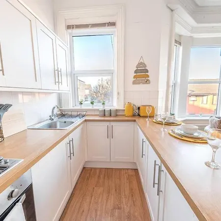 Apartment Spacious 3-bed Flat Sleeps 6 With Free Wifi By Amazing Spaces Relocations Ltd