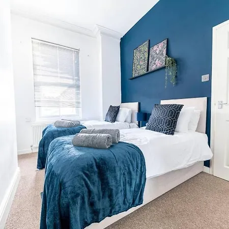 Spacious 3-bed Flat Sleeps 6 With Free Wifi By Amazing Spaces Relocations Ltd *