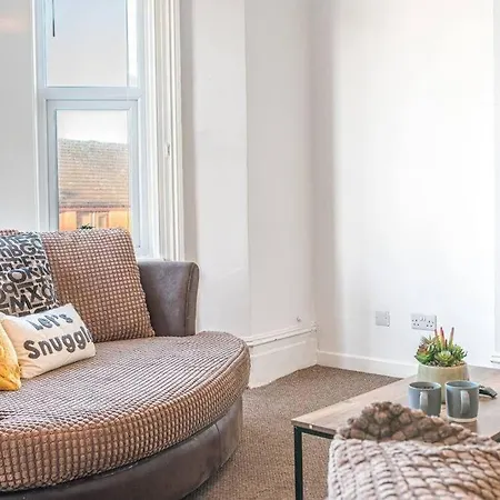 Spacious 3-bed Flat Sleeps 6 With Free Wifi By Amazing Spaces Relocations Ltd