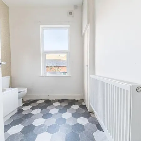 Spacious 3-bed Flat Sleeps 6 With Free Wifi By Amazing Spaces Relocations Ltd Apartment